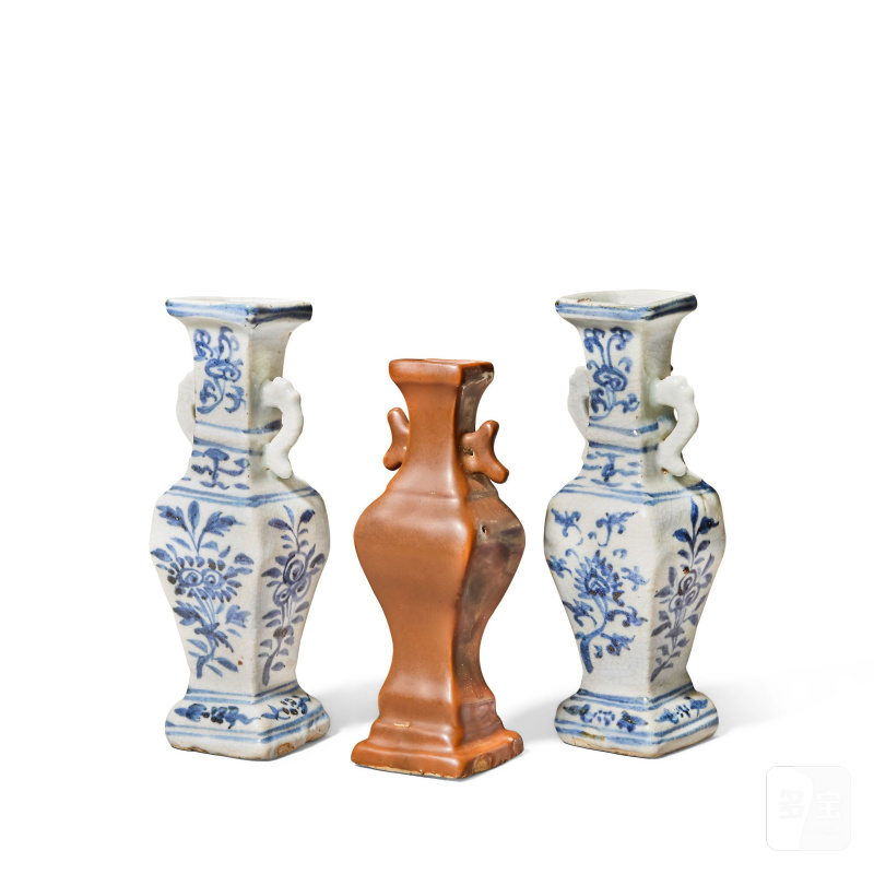 明正統至天順 青花瓶兩件及醬地瓶一件 | A NEAR PAIR OF BLUE AND WHITE VASES AND A CHOCOLATE-BROWN-GLAZED VASE